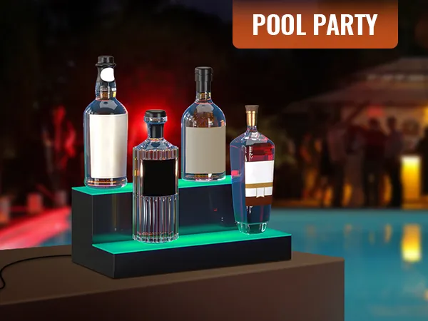 Exhibición de botellas de licor LED VEVOR en una fiesta en la piscina con botellas iluminadas e invitados en el fondo.