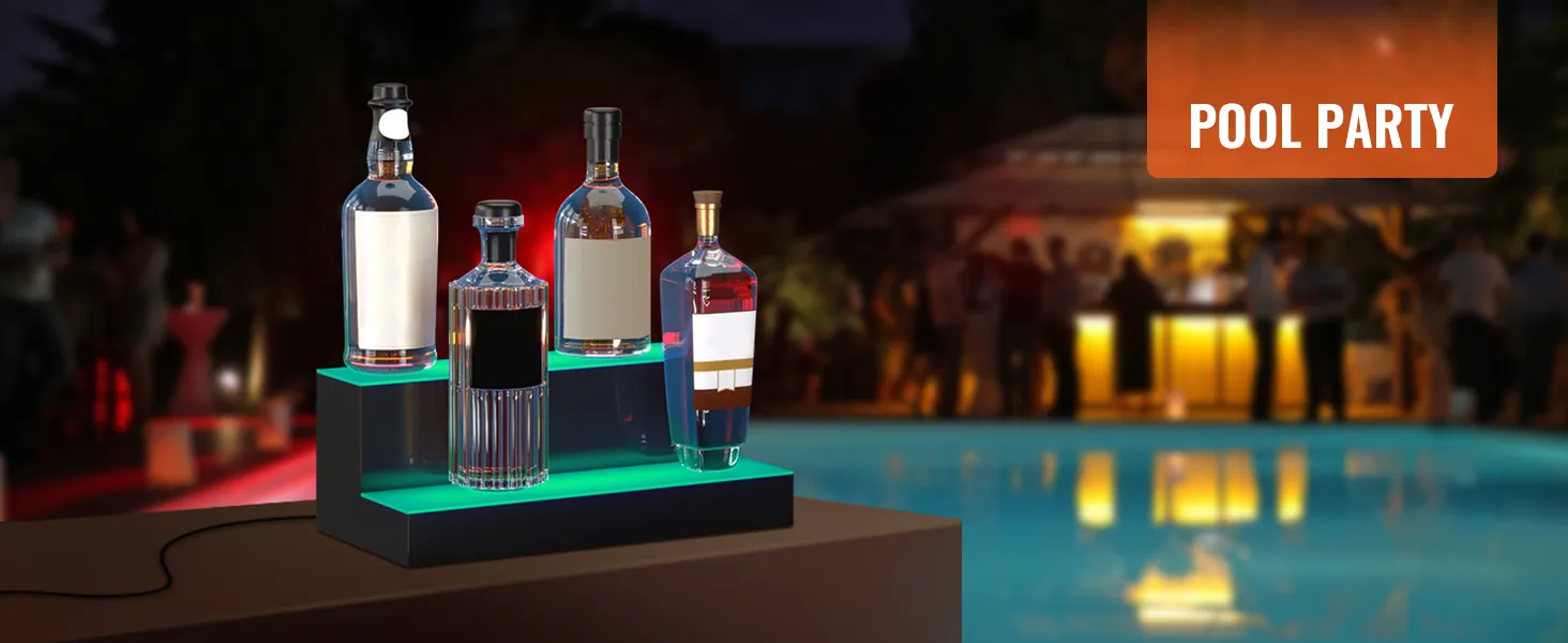Exhibición de botellas de licor LED VEVOR en una fiesta en la piscina con botellas iluminadas e invitados en el fondo.