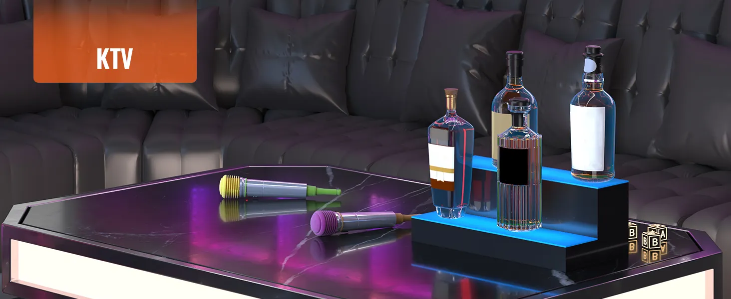 Configuración de salón de KTV con micrófonos en una mesa, que incluye una exhibición de botellas de licor LED VEVOR con botellas.