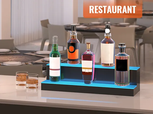 Estante de bar LED VEVOR que muestra una variedad de botellas de licor en un entorno de restaurante moderno.