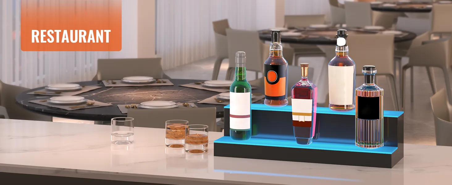 Estante de bar LED VEVOR que muestra una variedad de botellas de licor en un entorno de restaurante moderno.