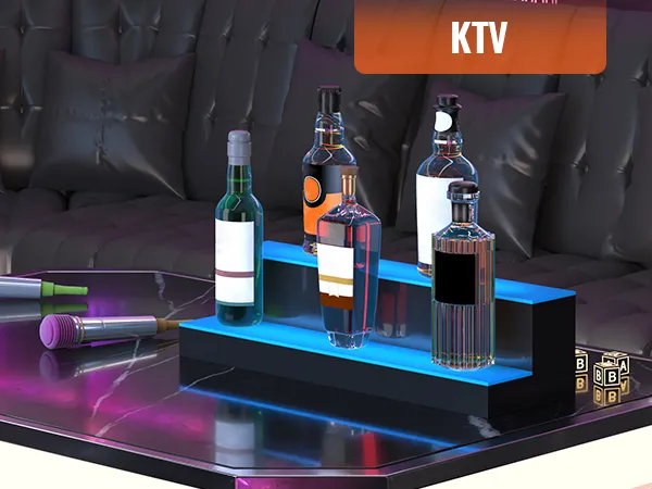 Salón de KTV con estante de barra LED VEVOR, botellas de licor, micrófonos e iluminación ambiental colorida.
