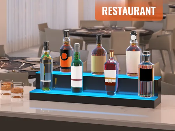 Barra de restaurante con botellas variadas en exhibición de botellas de licor LED VEVOR, listas para el servicio.