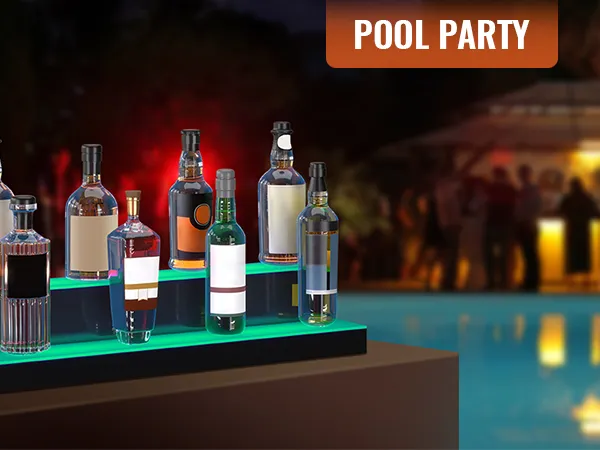 Exhibición de botellas de licor con luces LED VEVOR en una fiesta en la piscina, mostrando botellas iluminadas contra un fondo nocturno.