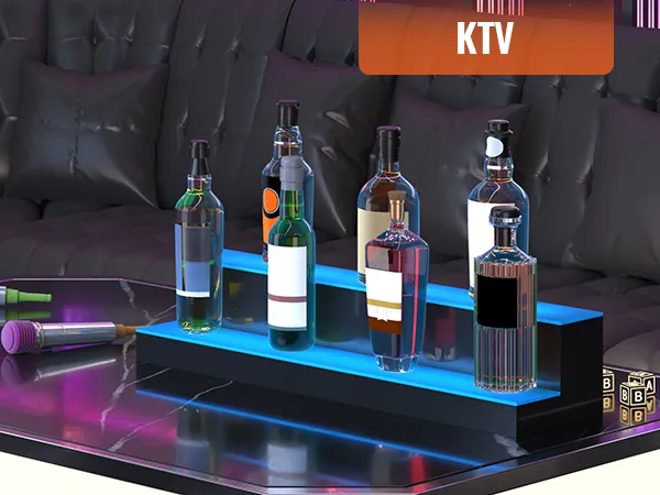 Exhibición de botellas de licor LED VEVOR en una mesa de salón con micrófonos y un sofá de felpa como fondo en un KTV.