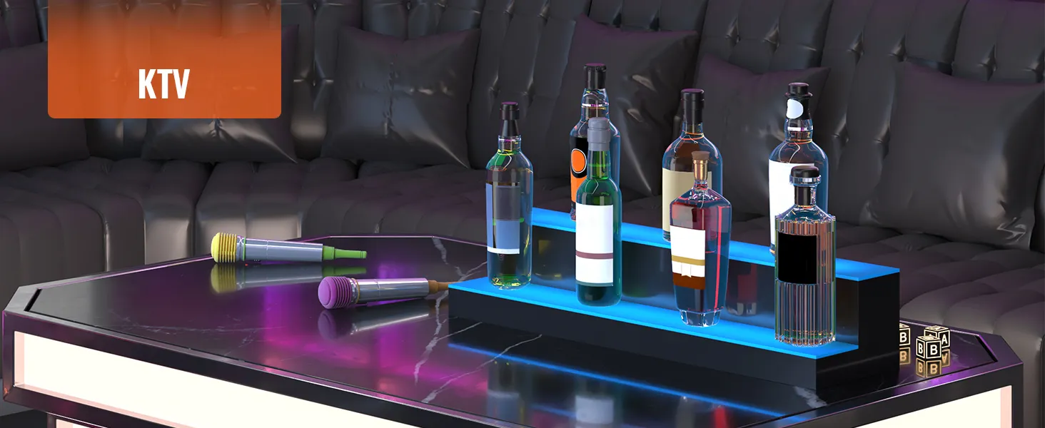 Exhibición de botellas de licor LED VEVOR en una mesa de salón con micrófonos y un sofá de felpa como fondo en un KTV.