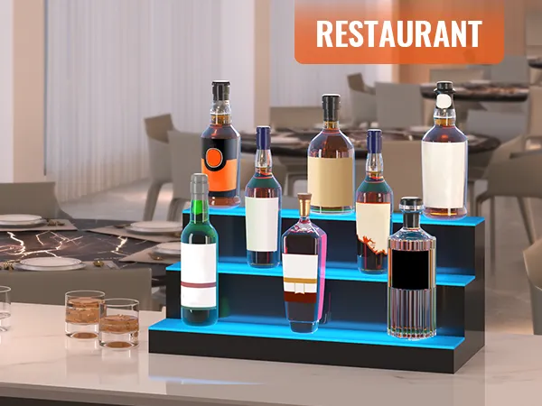 Exhibición de botellas de licor iluminada con LED VEVOR en un restaurante con vasos y platos vacíos en la mesa.