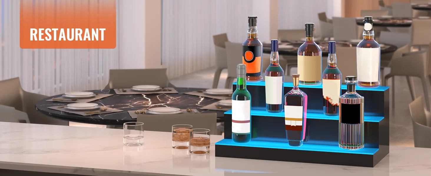 Exhibición de botellas de licor iluminada con LED VEVOR en un restaurante con vasos y platos vacíos en la mesa.