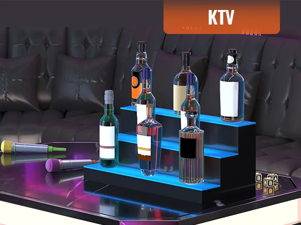 Exhibición de botellas de licor iluminada con LED VEVOR en un elegante estante negro en un salón moderno con micrófonos en la mesa.