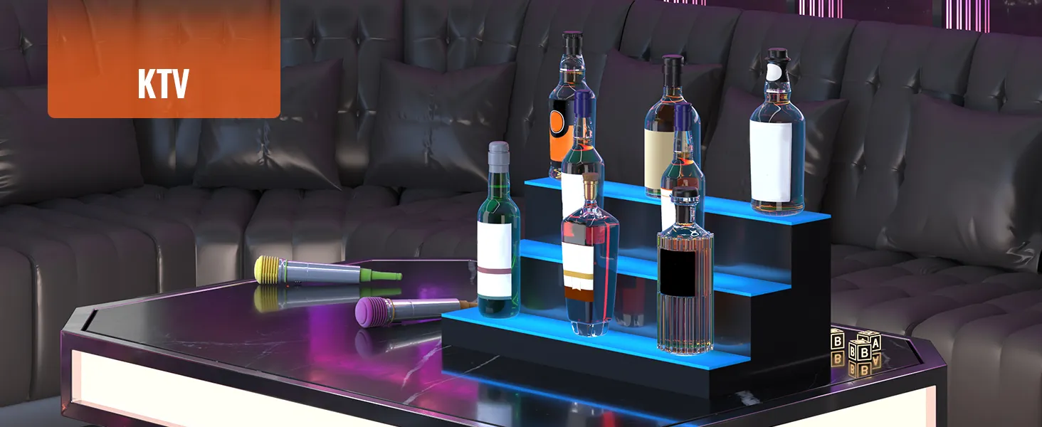 Exhibición de botellas de licor iluminada con LED VEVOR en un elegante estante negro en un salón moderno con micrófonos en la mesa.