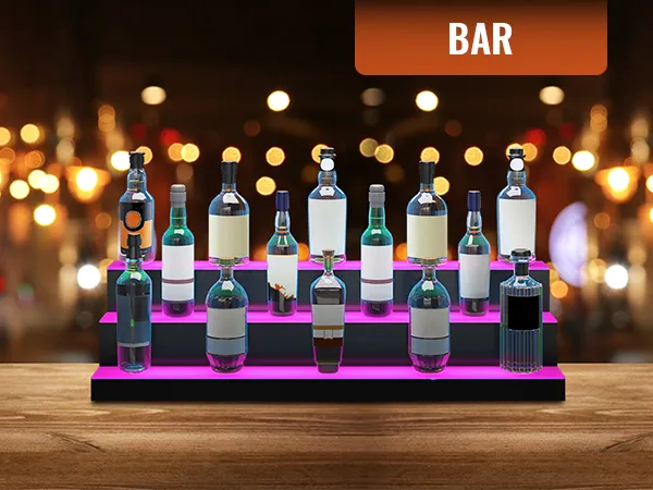 Exhibición colorida de botellas de licor con LED VEVOR en un mostrador de bar con luces borrosas en el fondo.