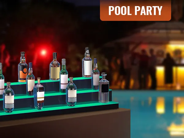 Escena de fiesta en la piscina con exhibición de botellas de licor LED VEVOR que muestra varias botellas iluminadas.