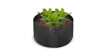 Bolsa de cultivo VEVOR negra con plantas verdes y tierra marrón.