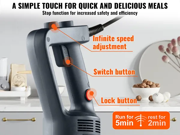 Licuadora de inmersión comercial VEVOR en uso, características detalladas etiquetadas: ajuste de velocidad, interruptor, botón de bloqueo.