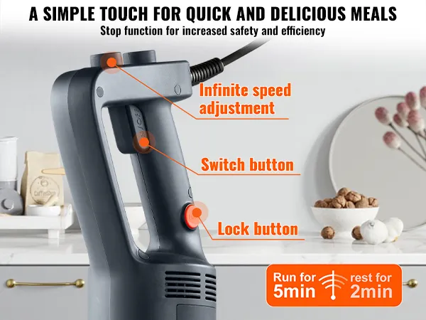 Persona que utiliza una licuadora de inmersión comercial VEVOR con ajuste de velocidad infinito en una cocina.