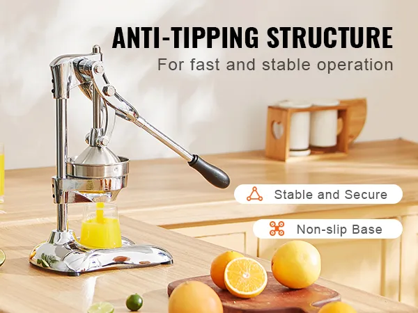 Exprimidor de cítricos VEVOR en la encimera de la cocina con jugo fresco, canasta de fruta y naranjas cortadas.