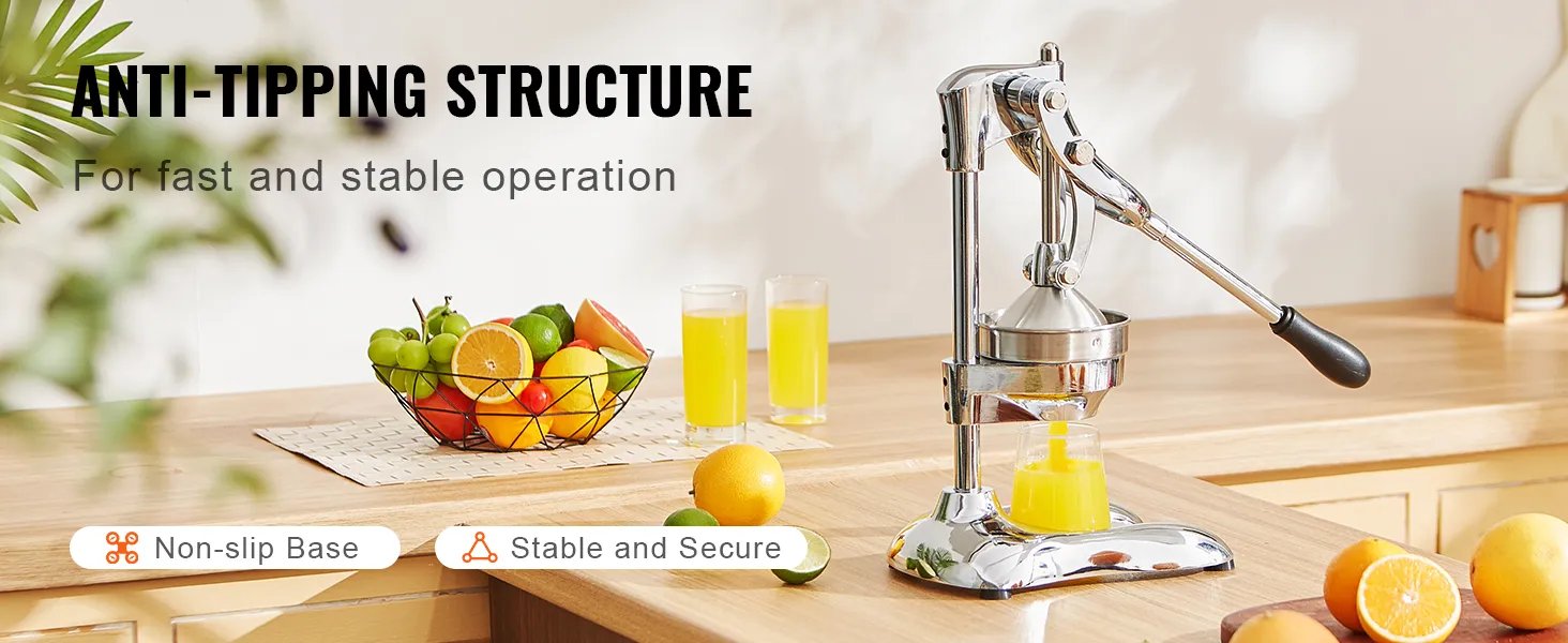 Exprimidor de cítricos VEVOR en la encimera de la cocina con jugo fresco, canasta de fruta y naranjas cortadas.