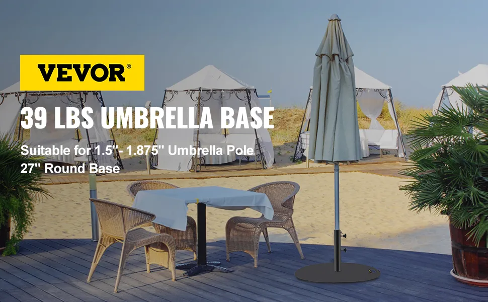 Base de sombrilla VEVOR en patio con sillas de mimbre, mesa y cabañas de playa.