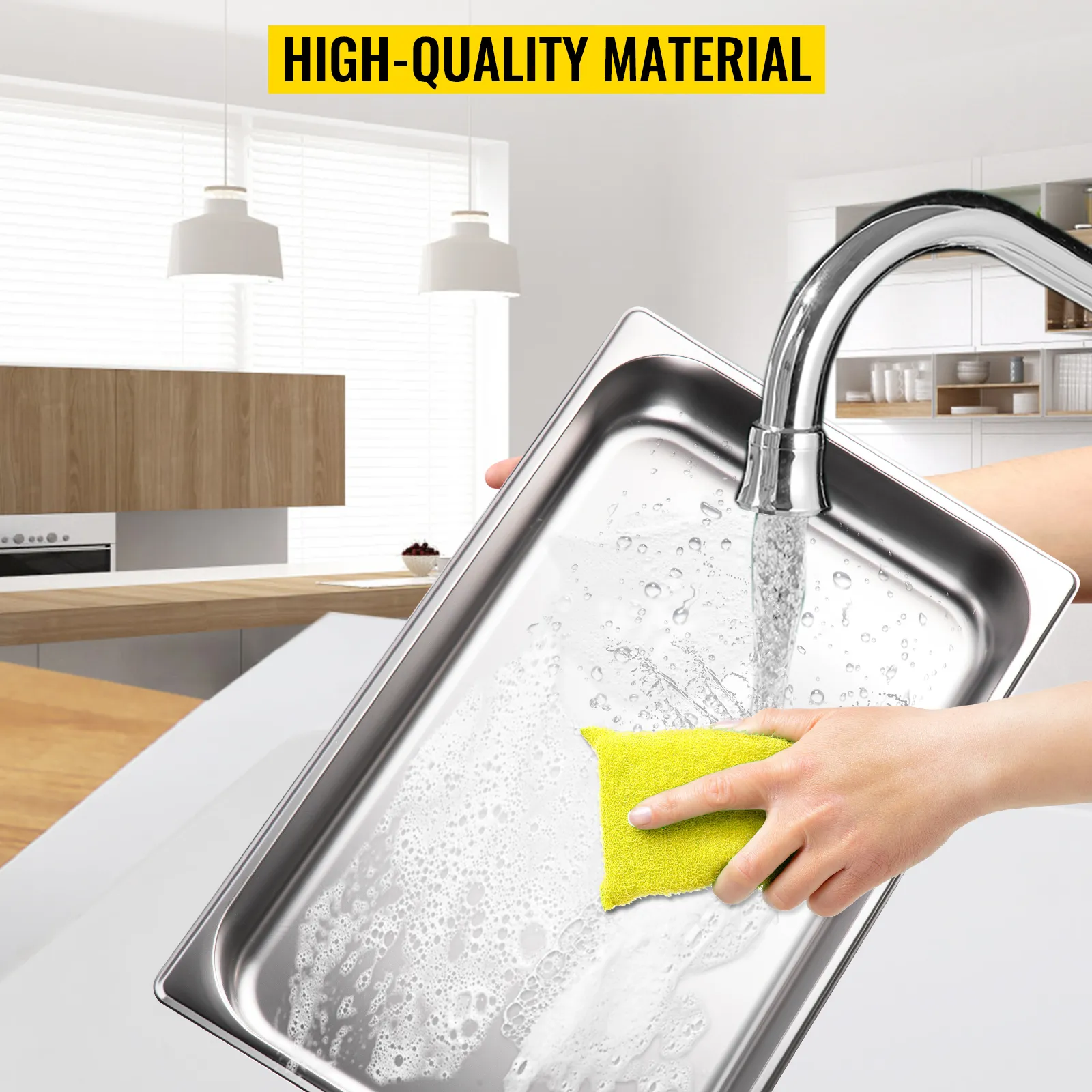 lavar una sartén de acero inoxidable bajo el grifo en una cocina moderna, resaltando el material de alta calidad.