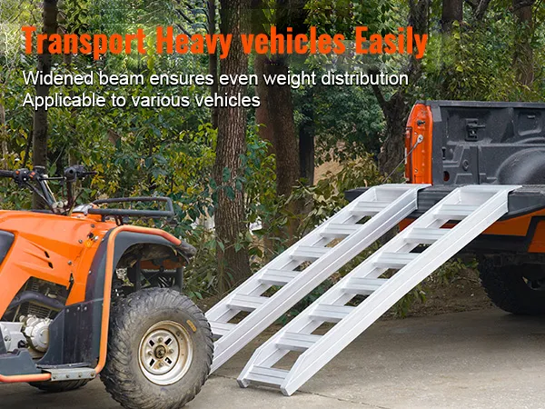 Carga de ATV en camioneta usando rampas de aluminio VEVOR, soporta 8810 libras, ofrece estabilidad y distribución del peso.