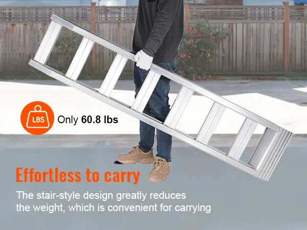 Persona que transporta rampas de aluminio VEVOR, livianas a 60,8 libras, en un patio trasero con casas.