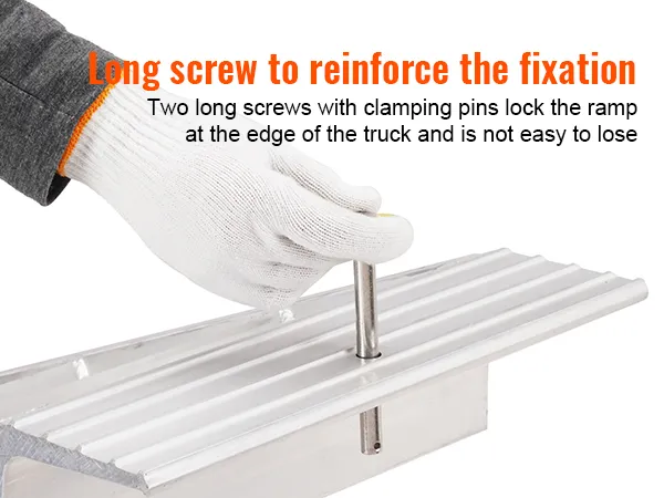 Rampas de aluminio VEVOR que se fijan a mano con tornillo largo; el texto enfatiza la resistencia de la fijación, detalle de guante blanco incluido.
